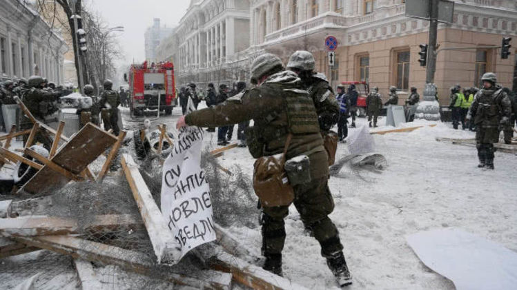 Cиловики жестко ликвидировали Михомайдан под Радой, фото: Facebook