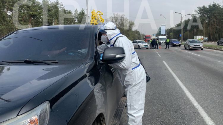 В Киеве сегодня начали измерять температуру на въезде. Фото 