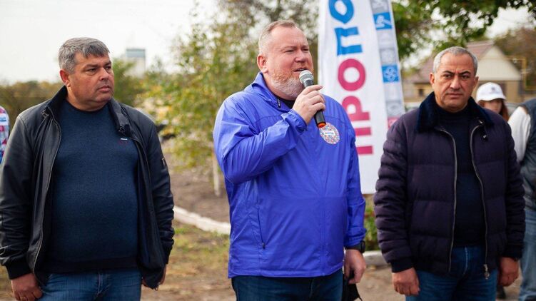 Назначение Валентина Резниченко (в центре) покажет серьезное усиление роли партии 