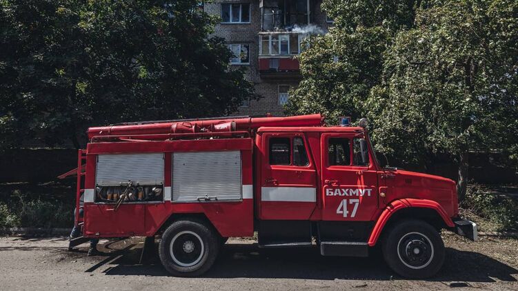 Бахмут уже который день находится под обстрелами. Фото ГСЧС