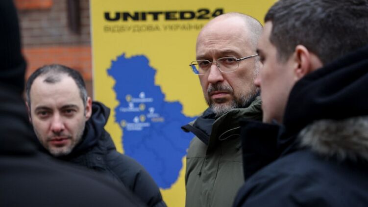 В украинской власти идет серия увольнений. По слухам, под угрозой отставки и премьер Денис Шмыгаль (в центре), фото: kmu.gov.ua