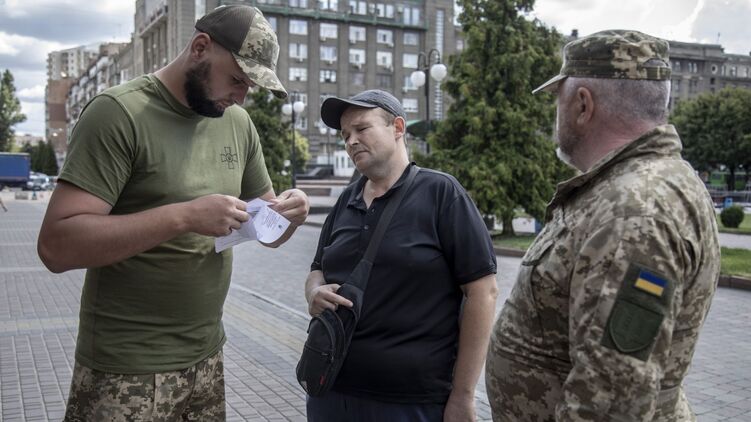 Сотрудники ТЦК должны будут с 1 сентября носить бодикамеры