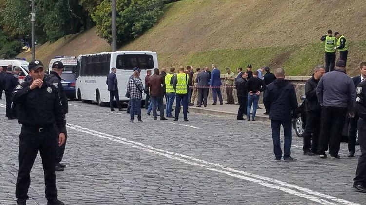 Взрыв в правительственном квартале, нашпигованном в День Независимости сотрудниками силовых ведомств, обрастает новыми версиями. Фото: 112.ua