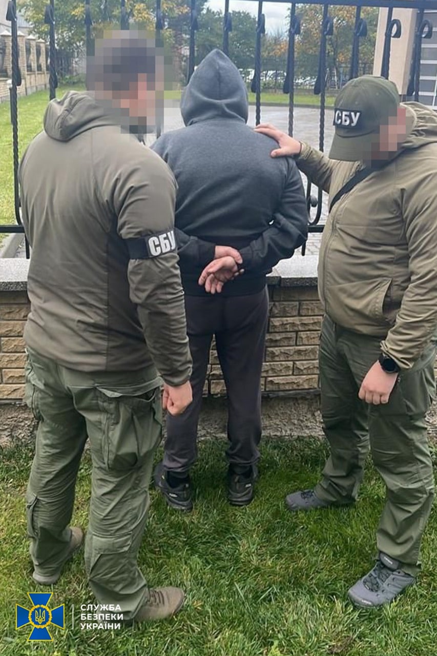 Депутат Черниговского райсовета помогал призывникам выезжать за границу под видом многодетных отцов. Фото: СБУ