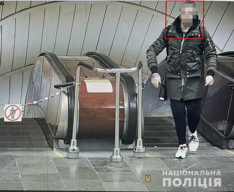 полицейские задержали гражданина другого государства, который в вагоне метро угрожал пассажирам оружием