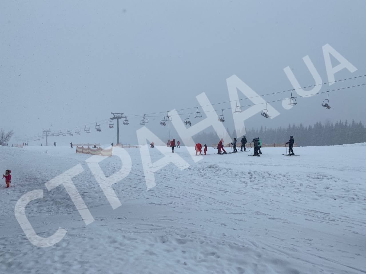 Зеленский покинул отель в Буковеле