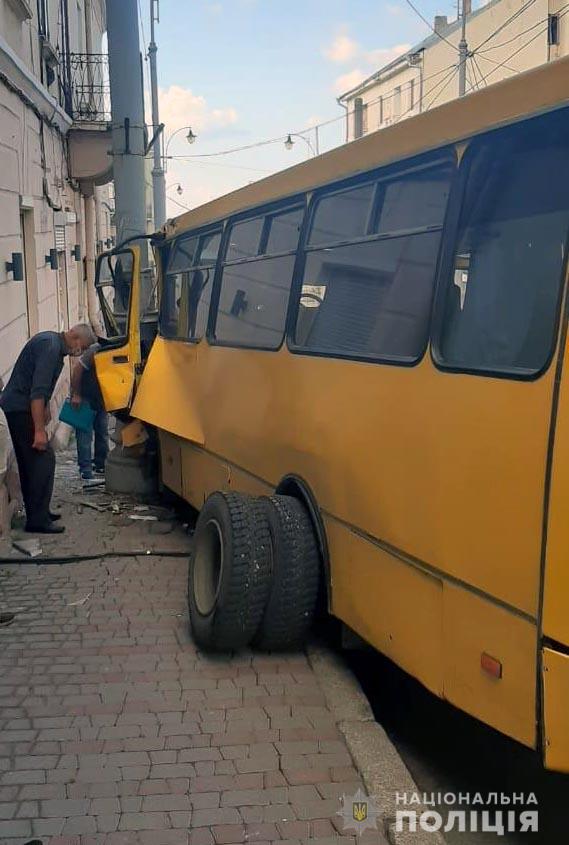 В Черновцах маршрутка врезалась в столб. Фото: Нацполиция