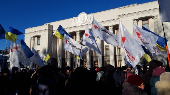 Возле ВР митинг против продажи земли организованный представителями Свободы и Батькивщины. На площади порядка 500 человек. Люди подходят. Официальное начало в 10:00.