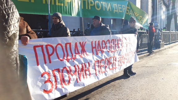 Возле ВР митинг против продажи земли организованный представителями Свободы и Батькивщины. На площади порядка 500 человек. Люди подходят. Официальное начало в 10:00.