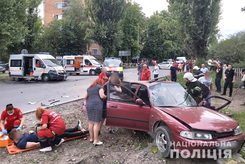 Машину "скорой" протаранила легковушка. Фото: npu.gov.ua