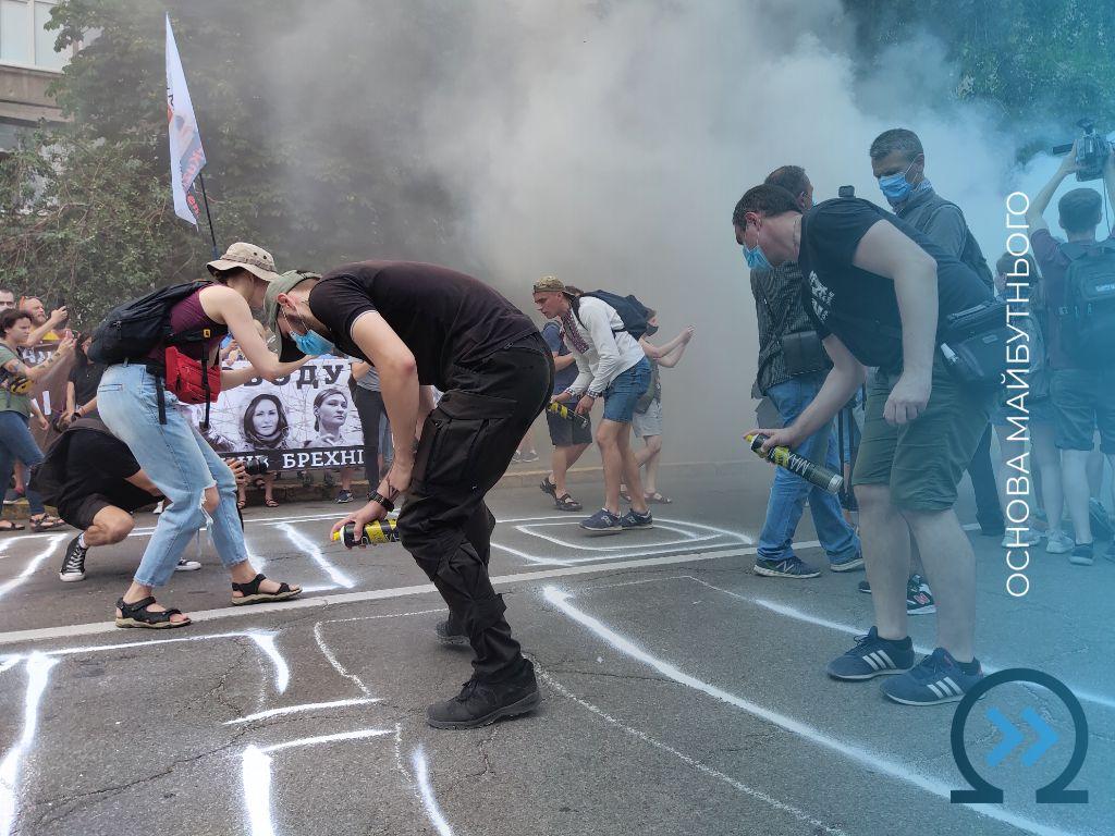 В Киеве активисты устроили акцию в поддержку подозреваемых в убийстве Шеремета. Фото: Telegram/Основа майбутнього