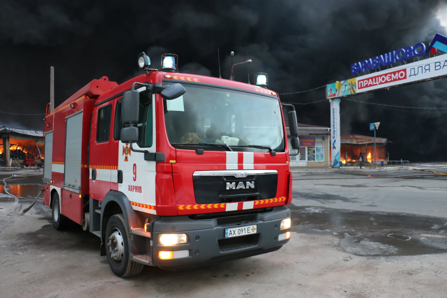 В Харькове до сих пор тушат пожар на рынке Барабашово