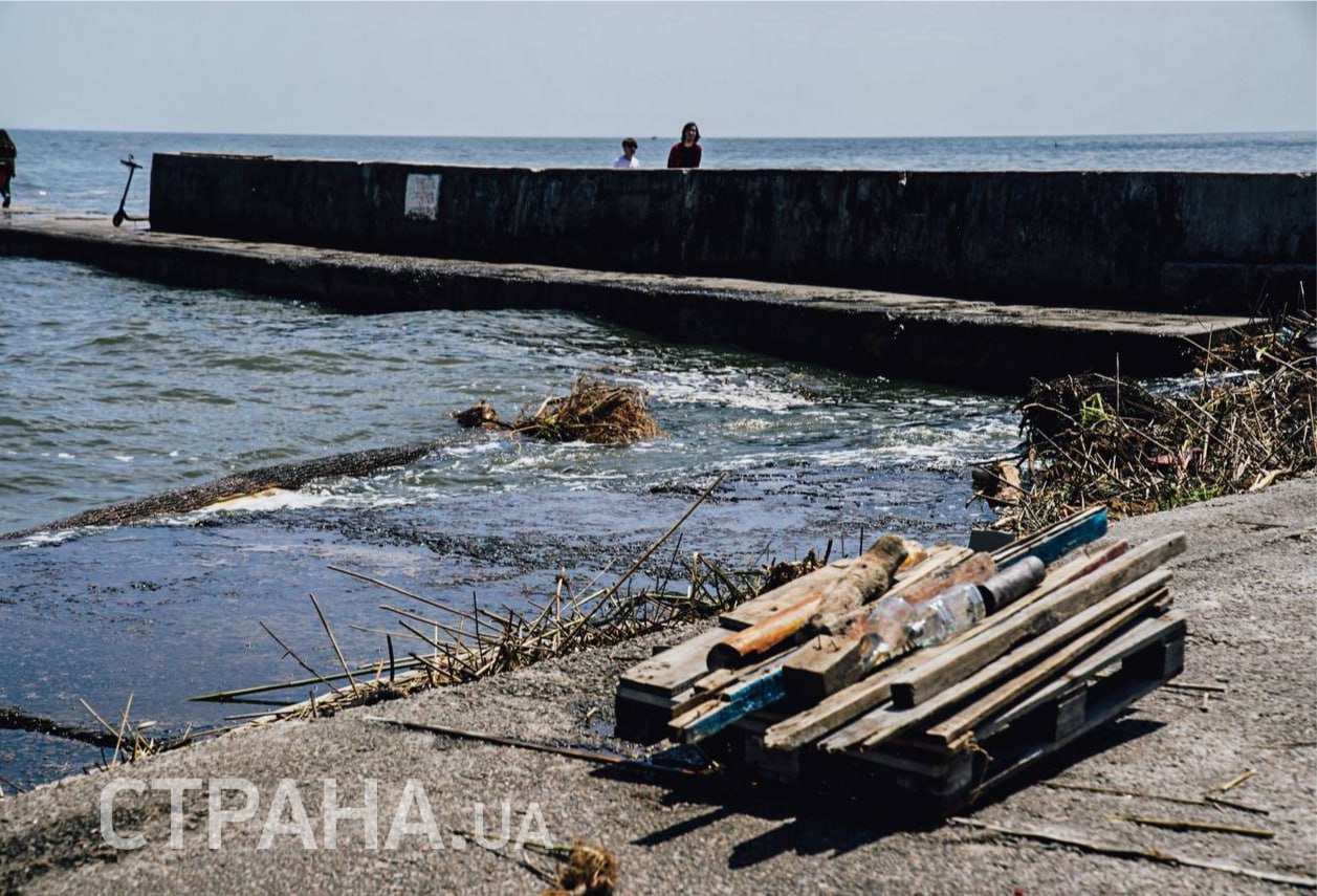 Мусор в море в Одессе