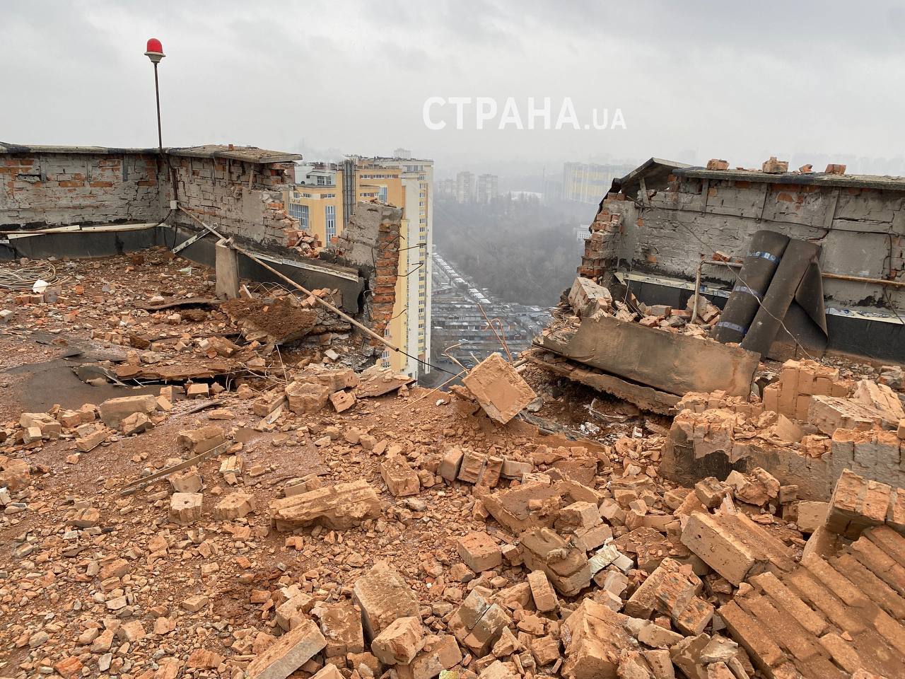 Последствия падения обломков дрона в Соломенском районе Киева