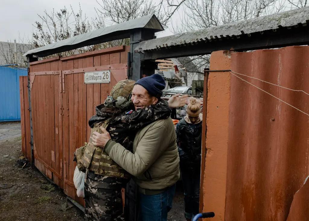 Фото військового РФ та місцевих жителів. Джерело - nytime.com